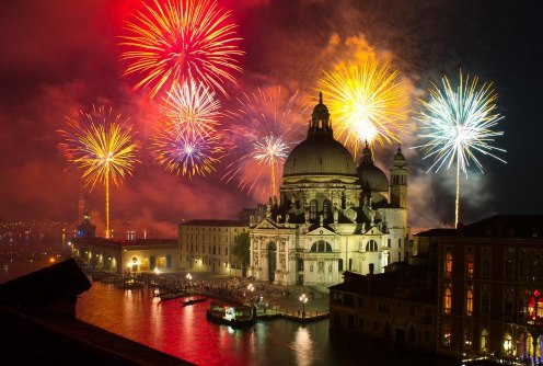 Zažijte oslavy příchodu Nového roku s benátskou atmosférou náměstí San Marco a Canal Grande. Skvělý zájezd a slavnostní Silvestr je tu právě pro Vás! Odjezd i z Bratislavy! TERMÍN: 29.12.2018 - 1.1.2019