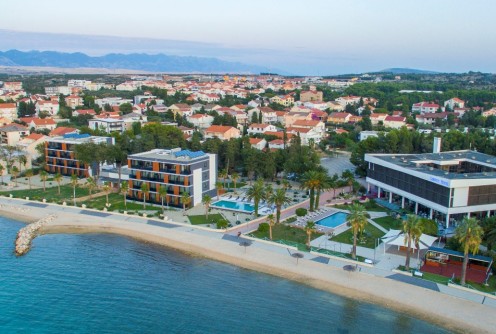 More, nádherné pláže a množstvo zábavy ako i ubytovanie v izbe DELUXE Vám spríjemnia dovolenku. Využite komfortný relaxačný pobyt s polpenziou - švédske stoly. Na jednom z najslnečnejších ostrovov Chorvátska. Dieťa do 6 rokov zdarma.